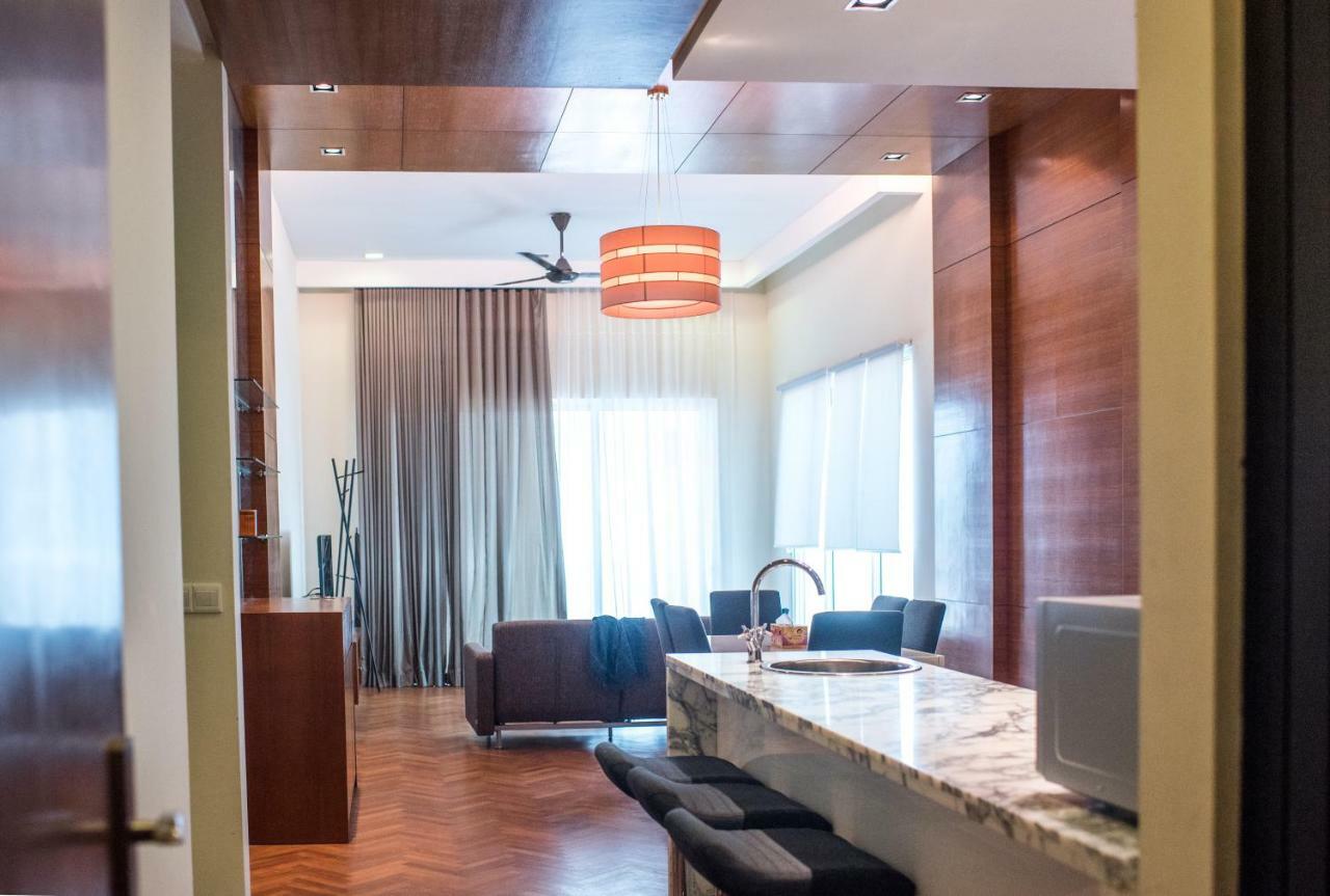 The Suites At Waterside Straits Quay By Plush Bagan Jermal Exterior foto